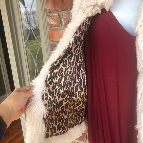 Betsey Johnson cream faux fur vest size Large - Picture 3 of 8